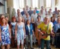 Bild: gac
Chorleiter Franz Xaver Reinprecht spielt bei einigen Liedern genauso engagiert Gitarre wie er den Multichor leitet.