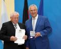 Bild: exb
Innenminister Joachim Herrmann (rechts) überreicht Bürgermeister Johann Wilhelm (links) die kommunale Verdienstmedaille.