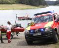 Bild: Hirsch
Pfarrer Stefan Wagner segnete den neuen Transporter der Marke "Amarok" (rechts) und das Schlauchboot (links) "Hubert" (links).