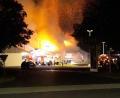 Bild: exb
Der Dachstuhl des Rewe-Markt in Wiesau brennt.