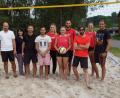 Bild: mmj
Die Halbfinalisten mit den Organisatoren des Volleyballturniers, denen Bürgermeisterin Birgit Höcherl (Dritte von links) für das Engagement bei der Vorbereitung und Durchführung dankte.