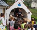 Bild: exb
Markus Arnold geht mit den Kindern die einzelnen Schritte auf dem Weg zur fertigen Pizza durch.