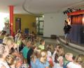 Bild: sei
Hermann Papacek (vorne, rechts) erklärt den Kindern, dass der Vorhang fünfmal auf und zu geht und sie dann immer klatschen dürfen. Außerdem will er heuer die 50000-Euro-Spendenmarke für die Aktion "Lichtblicke" knacken.