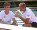 Bild: ref
Im Einzel will es in dieser Saison einfach nicht klappen: Albert Wagner (links, im Gespräch mit Trainer Gerhard Fahlke) vom TC Amberg am Schanzl wartet noch auf den ersten Sieg. Deutlich besser ist die Bilanz im Doppel: vier Siege, eine Niederlage.