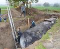 Bild: dob
Der Einbau des 50 000-Liter-Tanks erforderte etliche Arbeitsstunden. Für seine Bemühungen, Trinkwasser zu sparen, erhält der SV Waldau von der Stadt Vohenstrauß den Umweltpreis. Die 500 Euro sind jedoch zweckgebunden und müssen in den Unterhalt der Bewässerungsanlage fließen.