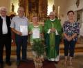 Bild: bej
Kirchenpfleger Alois Baumer (links), Pfarrgemeinderatssprecherin Christa Dietl (rechts) und Pfarrer Eugen Wismeth zeichneten Josef Drexler und Brigitte Götz für vielfältige und langjährige Verdienste um die Expositur aus.