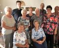 Bild: cro
Mit 90 Jahren ist Martha Steiner (sitzend, links) eine rüstige Jubilarin. Bis jetzt hat sie sich immer tatkräftig im Seniorentreff "Hutzastub'n" eingebracht. Jetzt geht die Flossenbürgerin auch da in "Rente".