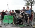 Bild: hl
Der Heimat- und Kulturverein hat den gemischten Chor „Music & More“ (links) sowie die Jazzcombo „Taktikum“ (rechts) für das erste Konzert vor den historischen Mauern der Burgruine verpflichtet.