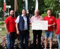 Bild: exb
Über 1200 Euro freut sich Herbert Putzer, Vorsitzender der Kinderkrebshilfe. Das Geld überreichen die Mitglieder des Fanclub "D#Weidna" und Heiko Hering.