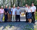 Bild: arw
Reinhard Geyer, Günter Stich, Erich Dannhäußer (alle Zeno), Kreisbaumeister Werner Kraus, Karl Lorenz, Boris Damzog, Helmuth Wächter, Alexandra Schopf und Bernhard Schmidt (von links) präsentieren die Stelle, wo die Photovoltaikanlage der Bürgerenergie West entstehen soll.