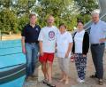 Bild: bsc
Zur Abschlussbesprechung „50 Jahre Freibad Friedenfels“ trafen sich (von links) der Vorsitzende der Wasserwacht, Markus Münchmeier, und Jugendleiter Markus Kellner, die beiden Vorsitzenden des Freibad-Fördervereins, Lisa Rauh und Patricia Henze, und Bürgermeister Gottfried Härtl.