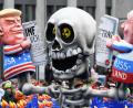 Bild: Ina Fassbender/dpa
Ein Wagen beim Rosenmontagszug in Düsseldorf nahm dieses Jahr die Politik von Donald Trump (links) und Wladimir Putin aufs Korn. Nun haben die USA und Russlands den INF-Vertrag über das Verbot landgestützter atomarer Mittelstreckenwaffen beerdigt.