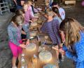 Bild: grm
Mit Begeisterung werkeln die Vorschüler der Irchenriether Kindertagesstätte beim Besuch in der Zimmerei Härtl an ihren Kunstwerken.
