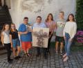 Bild: kaz
Die Oberministrantinnen Jennifer Zapf und Alina Hierlein, Gemeindereferent Jochen Gößl sowie die Gruppenleiter Anna Schicker, Vinzenz Schöcklmann und Maria Nickl (von rechts) verabschieden sich mit einem Fotobuch und einer Leinwand von Pfarrer Konrad Amschl.