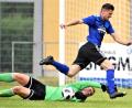 Bild: btg
In dieser Szene scheiterte Weidens Stürmer Josef Rodler an Keeper Michael Herrmann (SpVgg Pfreimd). Dennoch setzten sich die Schwarz-Blauen klar mit 5:0 durch. So eindeutig dürfte es am Sonntag in Burglengenfeld nicht werden.
