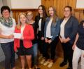 Bild: do
Sprecherin Elisabeth Nickl (links) sowie die Vorstandsmitglieder Melanie Reis (Dritte von links) und Siglinde Kroher (rechts) übergeben im Namen des Katholischen Frauenbundes den Oberministrantinnen eine 200-Euro-Spende.