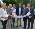 Bild: jr
Beim Arbeitstreffen mit dabei waren (von links) Andrea Lang (wissenschaftliche Mitarbeiterin aus dem Büro Albert Rupprecht), Abteilungsleiter Gerhard Kederer, Stadtbaumeister Andreas Ockl, CSU-Ortsvorsitzender Huberth Rosner, MdB Albert Rupprecht, Bürgermeister Franz Stahl und Leitender Baudirektor Henner Wasmuth.