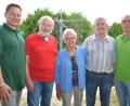 Bild: dob
Der neue Vorsitzende Alexander Thomas (links) und Stellvertreter Werner Hanauer (rechts) ernannten den ehemaligen Vorsitzenden der Siedlergemeinschaft Vohenstrauß, Ludwig Köppl (Zweiter von links) zum Ehrenvorsitzenden. Erika Sollfrank (Mitte) und Ernst Schubert (Zweiter von rechts) wurden aufgrund ihrer enormen Verdienste zu Ehrenmitgliedern ernannt.