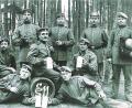 Bild: exb/Renate Bauer
In Grafenwöhr entstand dieses Foto, dass "Brunnenbäcker" Josef Wagner (Zweiter von rechts, mit Pickelhaube) inmitten einer Gruppe Soldaten zeigt. Zwei Fotoalben mit Kriegserinnerungen hat er der Nachwelt hinterlassen.