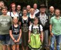 Bild: dl
Die neuen Würdenträger Nina Butschbach, Alexandra Fischer und Konrad Liegl (mit Königskette, von links) mit ihren Rittern. Gauschützenmeister Norbert Nietfeld (hinten), Schützenmeister Michael Baumgärtner (rechts) und Sportbeauftragter Herbert Wartha (hinten, Vierter von rechts) gratulierten.