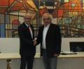 Bild: ibj
Bürgermeister Bernhard Lindner begrüßte das neue Marktgemeinderatsmitglied Werner Koller (rechts).