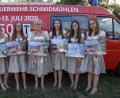 Bild: pop
Stolz präsentieren die jungen Festdamen mit Festmutter Petra Fellner (Dritte von links) den druckfrischen Kalender.
