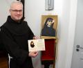 Bild: Petra Hartl
Stolz ist Pater Janusz Wrobel auch auf eine Reliquie erster Klasse der Heiligen Schwester Faustina Kowalska, die er und sein Nachfolger im Amt des Guardians, Pater Seraphin Broniowski, 2017 vom Nonnenorden der Jesus-Seherin in Krakau für den Amberger Mariahilfberg bekommen haben.