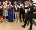 Bild: ral
Schirmherr Georg Köppl (mit Schürze) stößt mit Alois Plößl (rechts daneben), Bierprinzessin Lena (links daneben), den Verantwortlichen der Feuerwehr und stellvertretendem Landrat Jakob Scharf (Zweiter von rechts) auf das 125-jährige Gründungsfest der Feuerwehr Fronhof an.