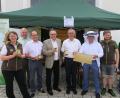 Bild: ua
Über den Honig aus der Region freuen sich neben den Verantwortlichen vom Bienenzuchtverein auch der Vorsitzende des Naturparks Hirschwald, Ensdorfs Bürgermeister Markus Dollacker (Zweiter von links), stellvertretender Landrat Hans Kummert (Vierter von links), der Ursensollener Bürgermeister Franz Mädler (Fünfter von links) und Landtagsabgeordneter Tobias Gotthardt .