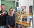 Bild: exb
Das Sommerferien-Leseclub-Team, Patrizia Spörl und Johannes Klug, zeigt das Foto vor den 100 extra für die Aktion angeschafften Büchern.