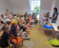 Bild: adj
Die Kinder lauschen dem Märchen vom Fischer und seiner Frau.