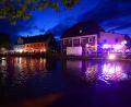 Bild: bey
Der Stadtweiher mit der malerischen Beleuchtung ist alljährlich der Blickfang beim Multi-Kulti-Fest. Der Springbrunnen im Stadtweiher liefert dazu sein immer gleichbleibendes Plätschern, gelegentlch kommen auch die Schwäne den bunten Lichtern näher.
