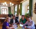 Bild: exb
Rück- und Ausblick: Elena Jakimenko und Bürgermeister Edgar Knobloch von der Stadt Grafenwöhr sowie Anna Lehner, Quartiersmanagerin und Leiterin des Mehrgenerationenhauses, sowie Dr. Benjamin Zeitler von "Learning Campus" ziehen Bilanz und besprechen das neue Programm.