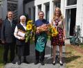 Bild: swo
Bürgermeister Peter Dotzler (links) und Kirchenpflegerin Susanne Lindner (rechts) gratulieren der Ordensfrau Maria (Elfriede) Schöpf für 40 Schwesternjahre und Pfarrvikar Christian Preitschaft für zehn Priesterjahre ((Mitte). Sie überreichen Geschenke und Zuwendungen.