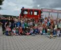 Bild: jr
Gute Laune war am Samstagnachmittag angesagt, als die Feuerwehr Konnersreuth gemeinsam mit dem Burschenverein zum „Spiel ohne Grenzen“ eingeladen hatte. Unser Bild zeigt die Kinder mit Feuerwehr-Vorsitzendem Sven Jäger (hinten rechts), Kommandant Stefan Kreuzer (links) sowie den unterstützenden Helfern beider Vereine.