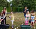 Bild: du
Bei einem der zahlreichen Wettkämpfe füllten die Kinder ihre Gummistiefel mit Wasser und setzten anschließend zum Staffellauf an.