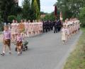 Bild: ral
Nachdem alle Gäste abgeholt waren, ging es zum Gedenkstein beim Feuerwehrhaus – hier die Festdamen aus Fronhof dahinter die Jubelwehr.