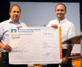 Bild: MM-PR GmbH/exb
Matthias Ziegler (rechts), Geschäftsführer der Georg Ziegler GmbH, überreichte den symbolischen Scheck über 20 000 Euro an Holger Hassel, Leiter des SOS-Kinderdorfs Immenreuth.