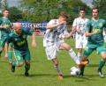 Bild: gb
Der arg dezimierte SV Mitterteich trotzte Bayernliga-Absteiger SpVgg Jahn Forchheim ein verdientes 1:1 ab. Hier bekämpfen Marco Kießling (rechts) und Thomas Wildenauer den Forchheimer Drazen Micic. Links im Hintergrund Florian Reich.