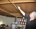 Bild: es
Für das Bearbeiten der Holzkassettendecke in dee St.-Jodok-Kirche hat Kirchenmaler Dietmar Feldmann bereits acht Fünf-Liter Fässer mit dunklem Bier gebraucht.