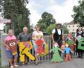Bild: bey
Angelika Kleinert und Gerhard Müller von den Pleysteiner Holzschnitzern (von links), haben gesägt, Heike Riedl und Tobias Forster vom Elternbeirat (weiter von links) haben den Pinsel in die Hand genommen, Schwester Maria Fuchs (rechts) und die Kinder freuen sich über die neue Gartenzaundeko samt pädagogischem Hintergrund.