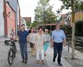 Bild: Wolfgang Steinbacher
Der Oberbürgermeister der Fahrradstadt Erlangen zu Fuß in Amberg unterwegs: Florian Janik (rechts) war auf Einladung der SPD-Fraktionschefin Birgit Fruth (Mitte) in die Oberpfalz gekommen. Ihr und weiteren SPD-Mitgliedern gab er Tipps, was man für Radfahrer tun kann und wie man mehr Leute aufs Rad bringt.