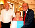Bild: R. Kreuzer
Zum 101. Geburtstag gratulieren Annemarie Ziegler ihr Sohn Hans (links) und Oberbürgermeister Kurt Seggewiß. Er überreicht eine Auszeichnung des Ministerpräsidenten.