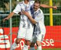 Bild: Werner Franken
Das war schon fast die Vorentscheidung für die SpVgg SV Weiden: Benjamin Werner (links) bejubelt mit Dominik Hradecky seinen Treffer zum 2:0 kurz vor der Pause. Am Ende setzte sich die Wasserwerkelf deutlich mit 4:0 durch.