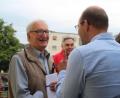 Bild: Susanne Forster
Ely Eibisch von den Freien Wählern gratuliert Heinrich Bayreuther.
