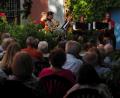 Bild: Franz Lahm
Eine große Zahl von Besuchern verfolgten die Konzert-Reise voller Sonne und eine wunderbare Konzertatmosphäre, begleitet vom Charme der Gastgeberin und der historischen Anlage.