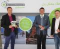 Bild: exb
IHK-Geschäftsstellenleiter Manuel Lischka (rechts), Landrat Thomas Ebeling (Mitte) und der Wirtschaftsförderer des Landkreises Christian Meyer (links) freuen sich über die von IHK und Landratsamt gebildete gemeinsame Initiative Karrierenetzwerk Ostbayern.