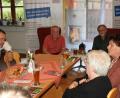 Bild: Winkler
Heiße Diskussion beim KAB-Kamingespräch: Moderator Alfons Ernstberger und Grünen-Stadtrat Veit Wagner sprechen mit rund 30 Besuchern über Fairtrade.