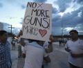 Bild: Christian Chavez/AP/dpa
Im mexikanischen Juarez versammeln sich Demonstranten mit einem Schild mit der Aufschrift "No More Guns!" (Keine Waffen mehr!) zu einer Mahnwache, um den Opfern des Massakers in El Paso zu gedenken. Ein bewaffneter Angreifer hatte in einem Einkaufszentrum mindestens 20 Menschen erschossen und weitere 26 verletzt.