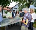 Bild: bey
Leitender Baudirektor Henner Wasmuth, Bürgermeister Johann Maurer, Landtagsabgeordneter Stephan Oetzinger, Gemeinderätin Marina Hirnet, Bundestagsabgeordneter Albert Rupprecht, Bauoberrat Gerhard Kederer und Stadt- und Kreisräin Andrea Lang (von links) erörtern vor dem Rathaus Georgenberg die Voraussetzungen, um möglichst zeitnah mit dem Ausbau der Straße von Georgberg nach Neuenhammer beginnen zu können.